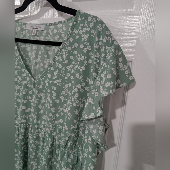 Sweet Rain Sage Green Floral V-Neck Flutter Sleeve Blouse in Size 2X - Picture 5 of 7